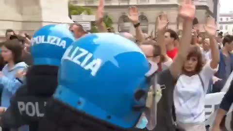 🇮🇹 Milan protest against vaccine passports and mandatory vaccinations.