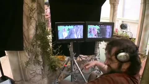 Gandalf falls asleep on the Hobbit set
