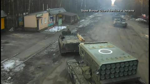 Raw: Russian tanks seen entering Ukraine