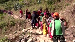 Relatives prepare Nepal's quake dead for cremation