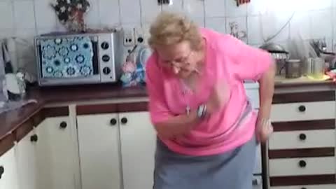 Abuela furor en. Facebook y YouTube bailando cumbia