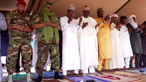 Niger Muslims hold prayer in front of French base