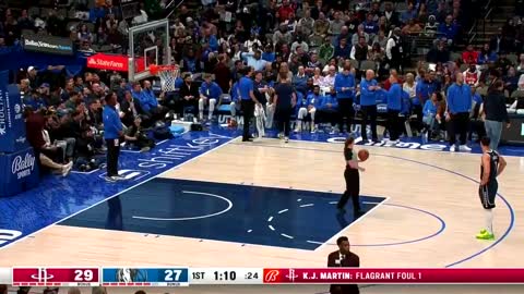 KJ Martin introduces his knee to Dwight Powell's face 🤕