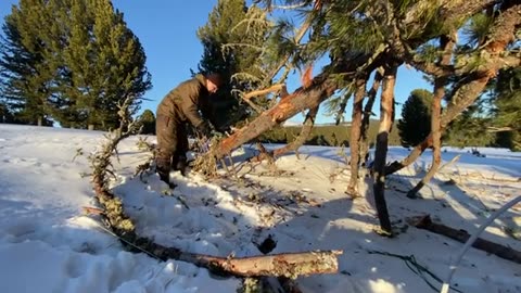 I went to the mountains. I cook food on the stove. I get water. I chop firewood. Winter Bushcraft.