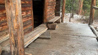 Silently Exploring Edison Shelter Log Cabin – Central Oregon – Edison Sno-Park – 4K