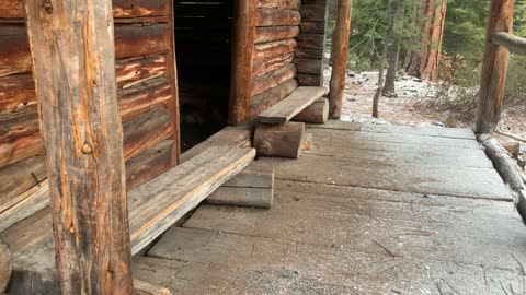 Silently Exploring Edison Shelter Log Cabin – Central Oregon – Edison Sno-Park – 4K