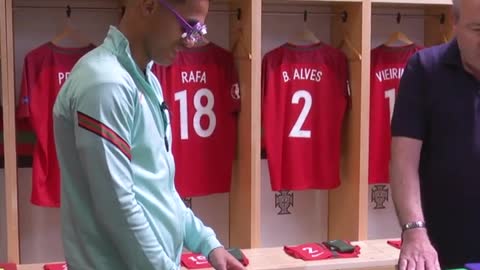 Fabio Carvalho learns how different colours can appear to players who are colour blind.