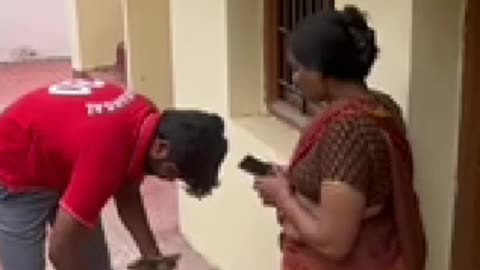 Delivery boy ka viral video...#viralvideo #deliveryboy #aunty #viral #rumblevideo..