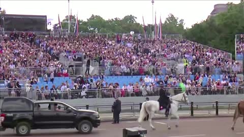 'Trooping the Colour' parade kickstarts Jubilee celebrations