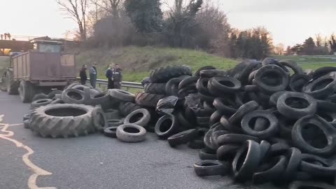 Los agricultores franceses de Tarn-et-Garonne bloquean la autopista A62 en ambos sentidos
