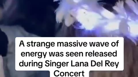 Μυστηριώδες ενεργειακό κύμα χτυπά το πλήθος σε συναυλία της Lana Del Rey!