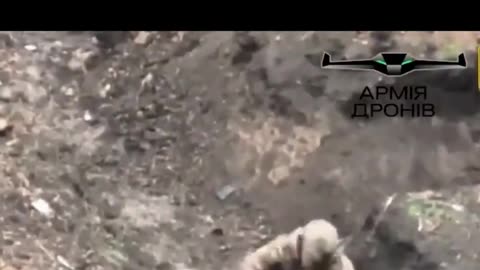 Soldado russo se rende, recebe bilhete de drone e caminha até as trincheiras ucranianas