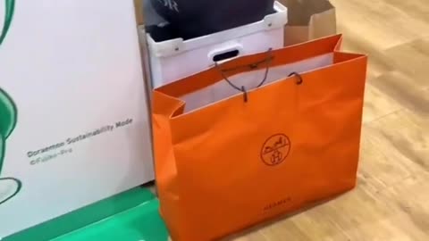 Rich people in Singapore give away expensive Hermes and Dior clothes | Uniqlo recycling