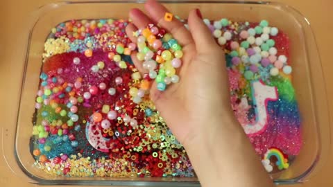 Mixing"renbow"eyeshadow and makeup,farts Glitter into slime!!statisfying slime video!!*ASMR*