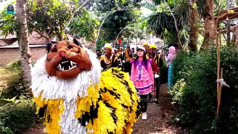 TRADISI BUDAYA MACANAN DI SAMPING GUNUNGAN