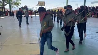 Niños de estado mexicano de Guerrero reciben armas para defenderse del crimen organizado