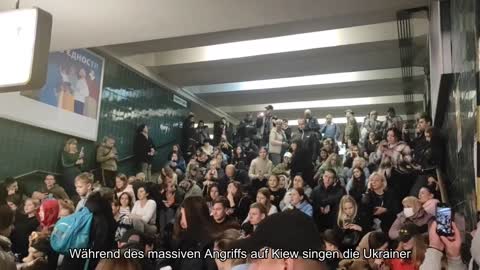 Während des massiven Angriffs auf Kiew singen Ukrainer in der U-Bahn. Wir sind unzerbrechlich.