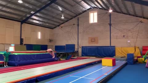 Guy Perfectly Does More Than Five Consecutive Gymnastics Flips