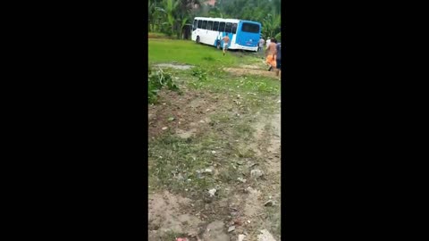 Ônibus perde o freio e vai parar em terreno baldio em Manaus