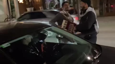 Shqipja, Adri e Iliriana e ndalin veturën dhe vallëzojnë e këndojnë në mes të rrugës në Tiranë