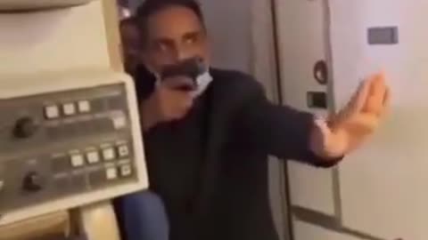 African passengers demand to enter the cockpit to argue with the pilots