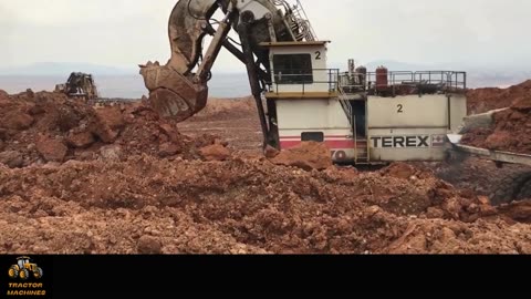 On the construction site, the scene of excavator loading is actually quite shocking