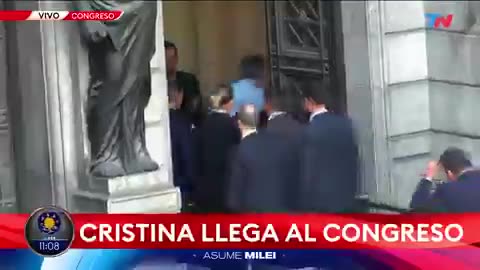 Cristina Kirchner responde a insultos com o dedo do meio
