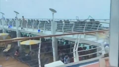 Royal Caribbean Cruise Ship Gets Caught Up In A Storm🙏🙏🙏