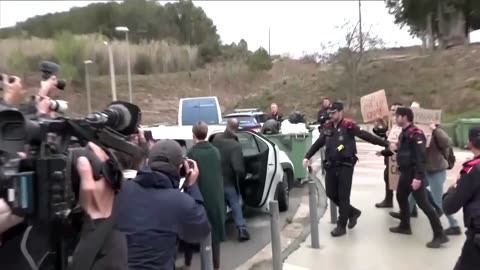 Dani Alves leaves Spanish prison after posting bail