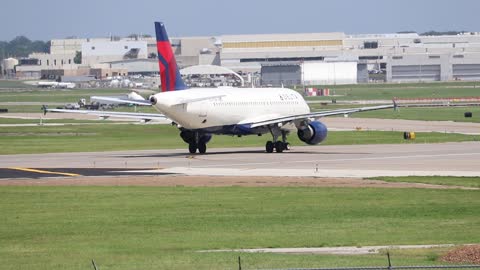 Delta Airlines Airbus A320 departing St Louis Lambert Intl
