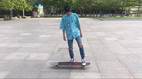 Long board single leg shovit teaching focuses on standing on the right foot position, the front foot