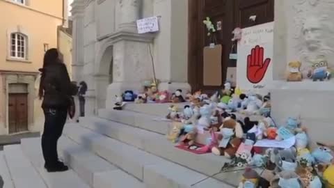 Germany Children Masked Stuff Animals to represent themselves absent from school for being unvaxed