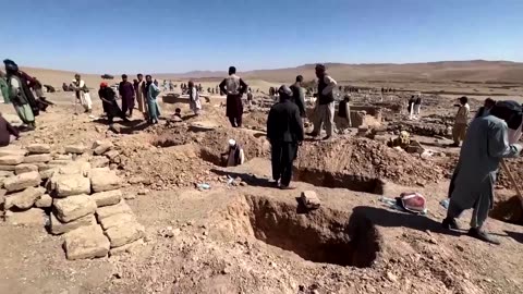 Volunteers in Afghanistan dig graves for quake victims