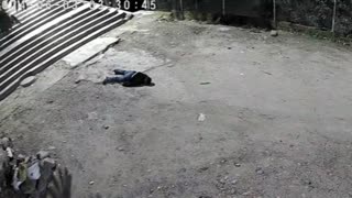 Motocicilista muere al caer de unas escaleras