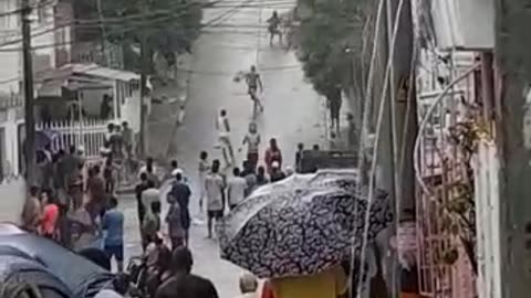 Video: Jóvenes se enfrentan en medio de torrencial aguacero en Cartagena