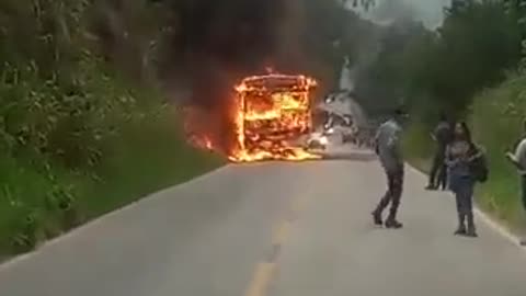 Ônibus pega fogo em Caeté, na Região Metropolitana de Belo Horizonte