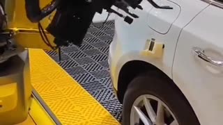 Robô abastecendo o carro