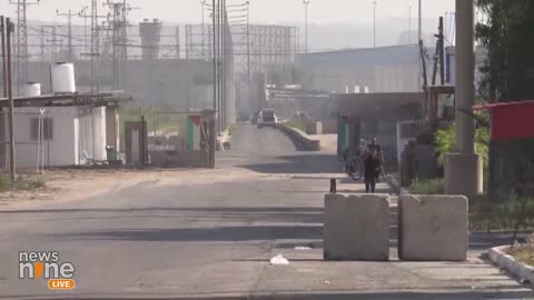 Palestinians move towards the Erez crossing between Israel and the northern Gaza Strip