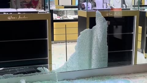 Fairfield, California - smash and grab at Sam’s jewelry store captured on video