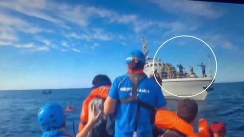 La ONG Mediterranea roba inmigrantes ilegales a la guardia costera