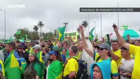 Bolsonaristas pedem intervenção e que Exército 'saia do quartel' em Brasília