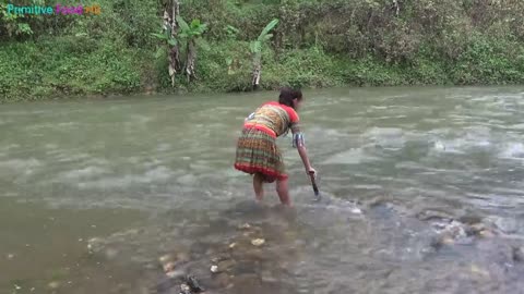 Vida primitiva na floresta Habilidades de sobrevivência Pesca manual de peixes