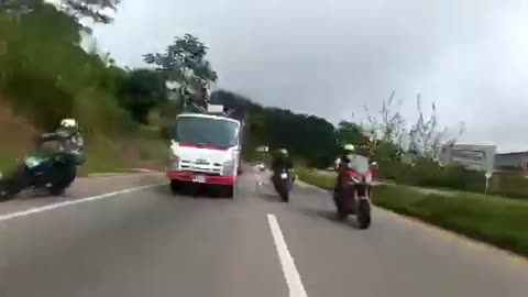 Video: Irresponsable motociclista atropelló a ciclista por realizar maniobras peligrosas