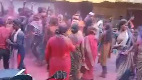 Gadesh visarjan mein dance karte hue mahilayen