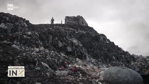 Le discariche dell'abbigliamento in Ghana,l'inferno dei vestiti usati degli occidentali DOCUMENTARIO RAI Come le multinazionali dell'abbigliamento inquinano il mondo