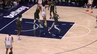 Jalen Green goes for the dunk but has the hangtime to get this layup off 😲 Rockets-Timberwolves