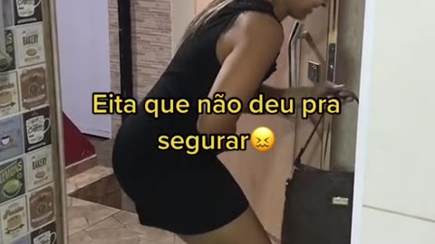 mulher entra em casa peidando