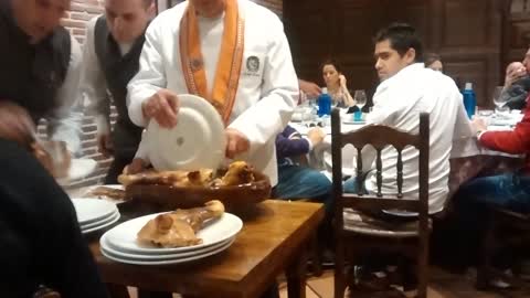 Como cortan el cochinillo en Restaurante Jose Maria de Segovia