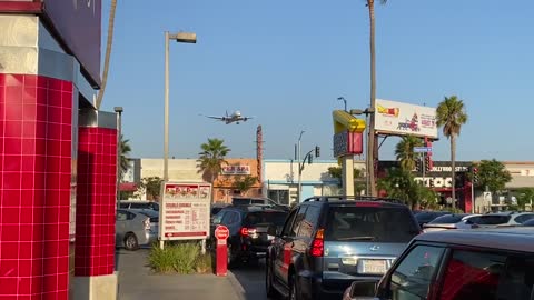 Qantas Boeing 787 Dreamliner lands over the In N Out at LAX