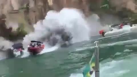 Boat accident mountian more peoples are very dangrous detah!!